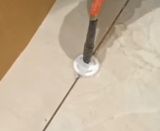 霍尔果斯瓷砖空鼓维修公司专业解答瓷砖在铺贴过程中，如果没有涂抹均匀到位的粘结材料（如水泥砂浆或瓷砖胶），可能会导致以下问题
