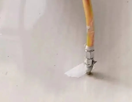 霍尔果斯瓷砖空鼓维修公司专业解答在瓷砖铺贴过程中，如果使用的砂料过粗（如全部使用了粗砂），可能会导致以下问题